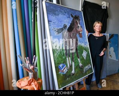 11. September 2020, Berlin: Die Malerin Anne Dohrenkamp, Ehefrau von Jürgen von der Lippe, bei einer Fotosession. Ihre Arbeiten werden in der Ausstellung AENO Painting and Photography in der Galerie Hotel Mond Fine Arts von 24.09.2020 bis 25.10.2020 zusammen mit Fotos des Berliner Fotografen Andre Kowalski gezeigt. Anne Dohrenkamps Bilder spiegeln die einzelnen Stadien ihrer künstlerischen Entwicklung wider, die in den letzten Jahren besonders intensiv war. In ihrer Vielseitigkeit zeigt sie detaillierte, aufwendige l Bilder in Layertechnik, spontane Aquarelle, Collagen, karikaturartige, überzeichnete Tier Mo Stockfoto