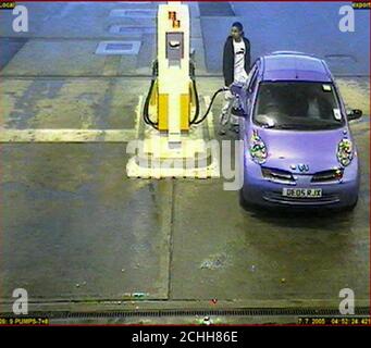 CCTV-Aufnahmen von Shezhad Tanweer, der am 7. Und 7. Juli seinen Nissan Micra auf der Woodall Service Station auf der M1 füllte, dem Tag, an dem er sein Gerät im Londoner Verkehrsnetz detonierte. Die Bilder wurden heute einer Jury am Kingston Crown Court gezeigt. Stockfoto