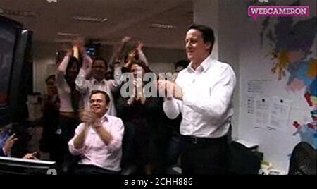 Bildschirmschnappung aus dem Web cameron vom konservativen Parteivorsitzenden David Cameron (rechts), der den Sieg seines Kandidaten Boris Johnson bei der Londoner Bürgermeisterwahl feiert. Stockfoto