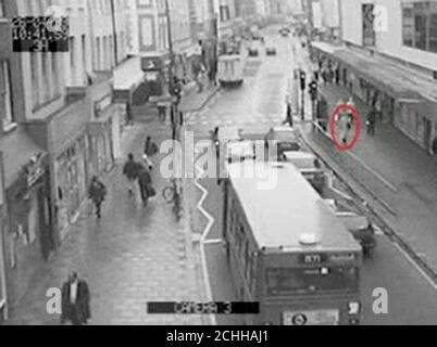 CCTV-Video immer noch von der Metropolitan Police der BBC-Moderatorin Jill Dando, 37, zu Fuß auf der King Street, West London. Stockfoto