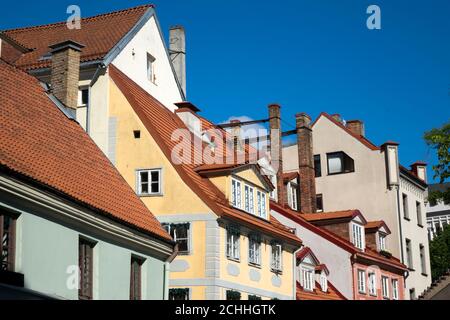Riga. Helle Häuser auf dem Livu-Platz (Livu - kleine baltisch-finnische Menschen, die in der Antike einen bedeutenden Teil des Territoriums von Latvi bewohnt Stockfoto