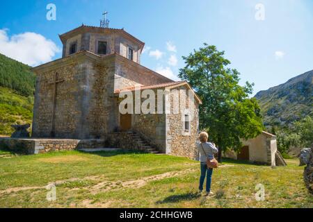 Tourist in El Brezo Heiligtum. Villafria de la Peña, Provinz Palencia, Castilla Leon, Spanien. Stockfoto