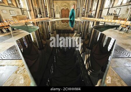 Embargo bis 0001 Mittwoch September 24. Der Leiter der Kathedrale von Salisbury, Verger Chris Simpson, prüft das neue Taufbecken, das jetzt mit Wasser gefüllt ist und aus jeder Ecke fließt. Stockfoto