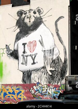 Ein großes Wandbild einer Ratte, die ein T-Shirt "I Love New York" an einer Wand an der Wooster und Grand Street in New York City trägt, ist jedoch das jüngste Werk des schwer fassbaren britischen Straßenkünstlers Banksy in New York. Stockfoto