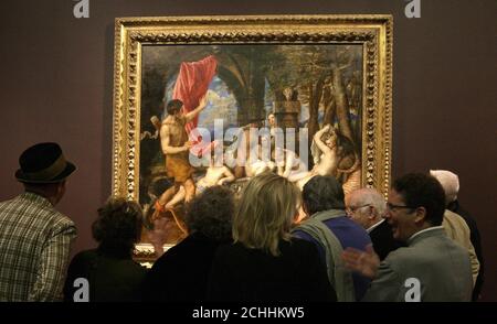 Zeitgenössische britische Künstler betrachten Tizians 'Diana and Actaeon', eines der berühmtesten Meisterwerke der italienischen Renaissance, in der National Gallery, London. Stockfoto