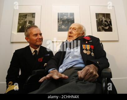 Henry Allingham, 112, spricht mit dem Commodore Alistair Halliday des Verteidigungsministeriums vor einem Porträt von Henry (Mitte), das der berühmte Kriegsfotograf Don McCullin aufgenommen hat und das in der Tate Britain in London zu sehen ist. Stockfoto