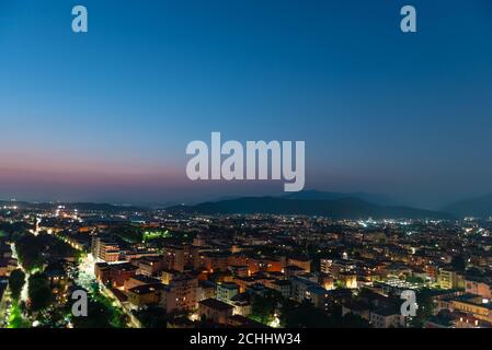 Panorama von oben auf die Stadt am Abend kurz nach Sonnenuntergang. Brescia von der Burg aus gesehen bei Nacht Zeitraffer. Stockfoto