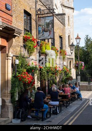 Menschen sitzen und trinken vor dem Two Brewers Pub in Park Street, Windsor, Berkshire UK während der Coronavirus-Pandemie. Stockfoto