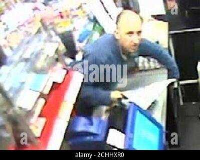 Undatierte Standbilder der Northumbria Police mit CCTV-Aufnahmen von Finlays Zeitungskiosk im Stadtzentrum von Newcastle, die William Armstrong, alias Billy the Pigeon, bei einem Einbruch zeigen. Stockfoto