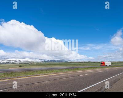Rote LKW breiten offenen Flächen auf der Autobahn, Laramie Wyoming USA Stockfoto