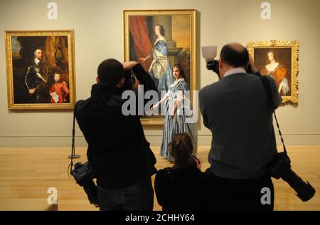 Emma Hall (in Kostüm gekleidet) posiert vor einem Gemälde von Anthony van Dyck von Lucy Percy, Gräfin von Carlisle in der Tate Britain, London. Stockfoto