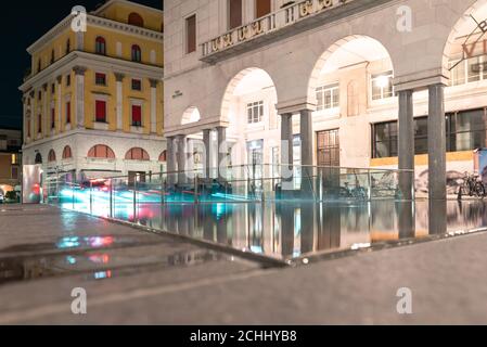 Urbane Bewegung in einem Nachtplatz. Victory Square, Brescia, Italien. Stockfoto