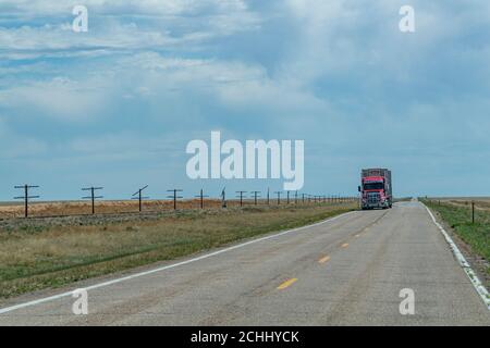 Roter LKW fährt auf offener Autobahn, Kansas, USA Stockfoto