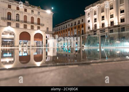 Urbane Bewegung in einem Nachtplatz. Victory Square, Brescia, Italien. Stockfoto