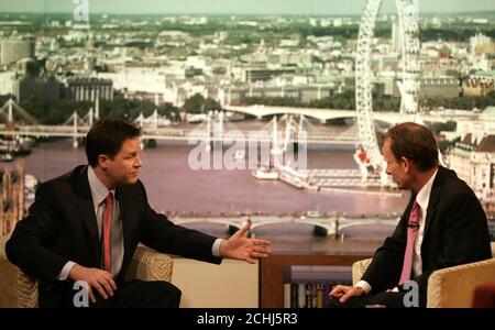 Der Vorsitzende der Liberaldemokraten Nick Clegg spricht mit dem Moderator Andrew Marr in seiner Show im BBC-Fernsehzentrum im Zentrum von London. Stockfoto