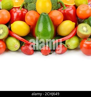 Appetitliches Gemüse und Obst auf weißem Hintergrund isoliert. Freier Speicherplatz für Text. Stockfoto