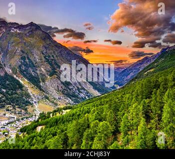 Sonnenuntergang über dem Matter Valley in Zermatt, Schweiz Stockfoto