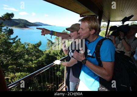 Ehemaliger Spendensammler Ben Southall, 34, aus Petersfield, Hampshire, mit seiner Freundin, Breeana Watkins, Im Blue Pearl House, das in den nächsten sechs Monaten sein Zuhause auf Hamilton Island sein wird, wo er Ã“den besten Job der Welt“ als Hausmeister einer Gruppe von Inseln vor der Küste von Queensland am australischen Great Barrier Reef begonnen hat. Stockfoto