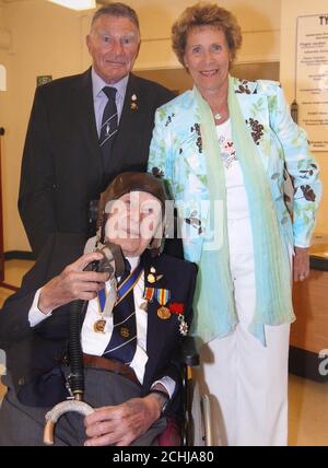 Undated Collect Foto von Dennis Goodwin (stehend, links), Gründer der First World war Veterans Association, und seiner Frau Brenda (stehend, rechts), mit Henry Allingham, bei RAF Cosford im Jahr 2005. Das Paar war enge Freunde des ältesten überlebenden Veteranen des Ersten Weltkriegs Henry Allingham, der im Juli 18 im Alter von 113 Jahren starb. Stockfoto