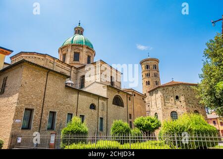 Ravenna erzbischöfliche Kathedrale und Taufkapelle von Neon außen, hinter dem Dom Stockfoto