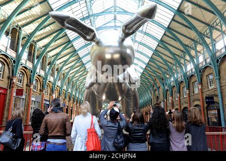 Der riesige 53-Fuß-Kaninchenballon des Künstlers Jeff Koons wird auf dem Covent Garden Market ausgestellt, um Pop Life: Art in a Material World in der Tate Modern, London, zu veröffentlichen. Stockfoto