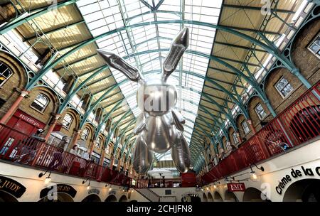 Der riesige 53-Fuß-Kaninchenballon des Künstlers Jeff Koons wird auf dem Covent Garden Market ausgestellt, um Pop Life: Art in a Material World in der Tate Modern, London, zu veröffentlichen. Stockfoto