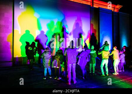 Das Light Up Leicester Festival beleuchtet die Straßen von Leicester mit einer Spur von kostenlosen interaktiven Kunstwerken und Unterhaltung. Stockfoto