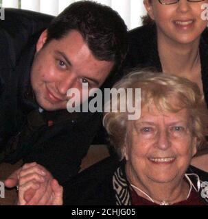 Undated Familie sammeln, der Sicherheitsarbeiter Michael Dwyer, 24, aus Ballinderry, in Co Tipperary, mit seiner Großmutter Denise Shaw. Stockfoto