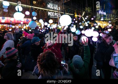 Das Light Up Leicester Festival beleuchtet die Straßen von Leicester mit einer Spur von kostenlosen interaktiven Kunstwerken und Unterhaltung. Stockfoto