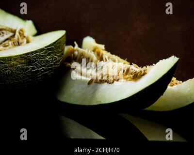 Melone mit Samen aus der Nähe schneiden Stockfoto