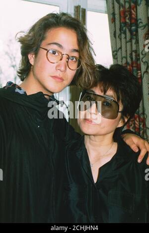 Yoko Ono und Son Sean, 14, in London, wo sie Pläne für eine musikalische Feier des Lebens von John Lennon verkündete, ein Jahrzehnt nachdem er von einem Maniac in New York niedergeschossen wurde. Sean, für den Lennon "Beautiful Boy" schrieb, war erst 4 Jahre alt, als Lennon 1980 erschossen wurde. Stockfoto