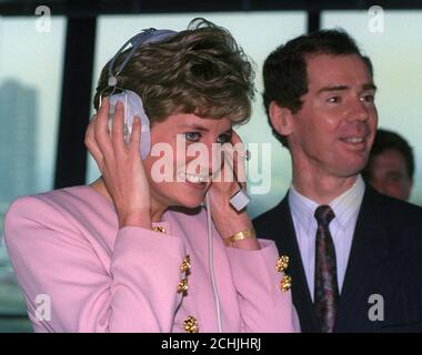 Diana, Prinzessin von Wales, verwendet ein Paar Kopfhörer im Kontrollturm des London City Airport, um den Anweisungen zu lauschen, die einem Crossair 146 Jet gegeben werden, während er sich auf die Landung vorbereitet. Stockfoto