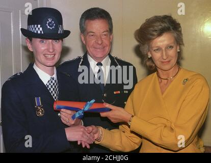 Prinzessin Alexandra (r) überreicht der WPC Lesley Moore die Stanhope-Goldmedaille der Humane Society unter dem wachsamen Auge des Metropolitan Police Commissioner Sir Peter Imbert. Stockfoto