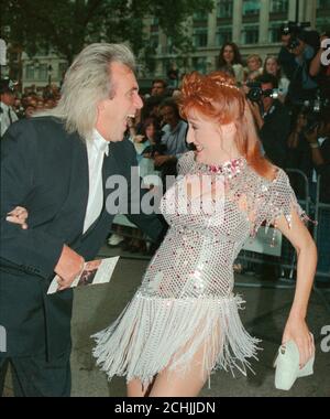 Peter Stringfellow und Freund kommen im Empire an, das am Leicester Square in London lebt, um an der Filmpremiere von 'Far and Away' mit Tom Cruise und Nicole Kidman teilzunehmen. Stockfoto