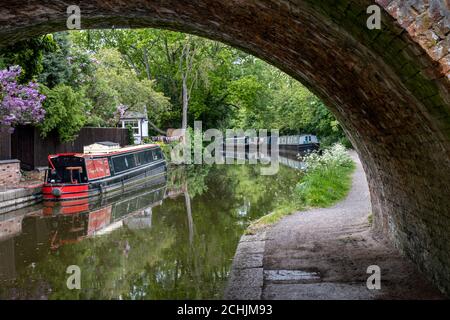 Narrowboats vertäut in der Nähe der Black Horse Bridge Nr. 3 auf dem Grand Union Canal, Foxton, Leicestershire, England Stockfoto