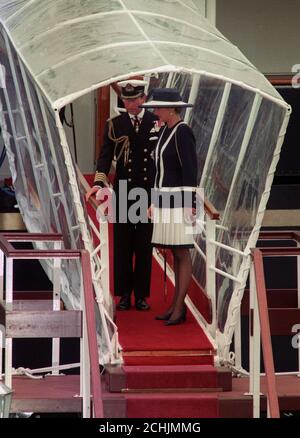 Der Prinz und die Prinzessin von Wales verlassen die königliche Yacht Britannia, um zur Kathedrale von Liverpool aufzubrechen, wo sie an einem Gottesdienst zum Gedenken an den 50. Jahrestag der Schlacht am Atlantik teilnahmen. Stockfoto