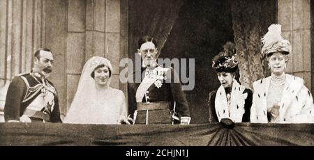 1922 - Hochzeit von Viscount Lascelles & - auf dem Balkon sind der König, die Königin & die Königin Mutter. ------- Henry George Charles Lascelles, 6. Earl of Harewood ( 1882 – 1947), gestylt die ehrenvolle Henry Lascelles und später Viscount Lascelles, heiratete Mary, die Prinzessin Royal, und damit wurde der Schwiegersohn von König George V und Königin Mary, sowie Schwager zu Edward VIII und George VI... Stockfoto