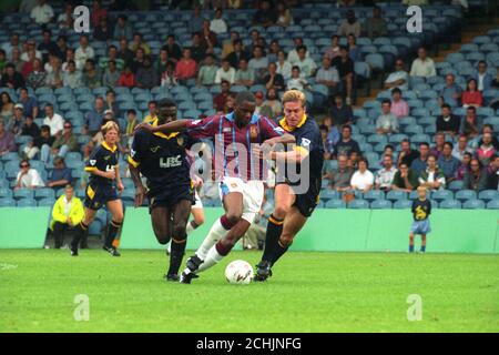 Dalian Atkinson von Aston Villa bietet Wimbledon-Spielern Robbie Earle (l.) und John Scales die besten Abschlüsse. Stockfoto