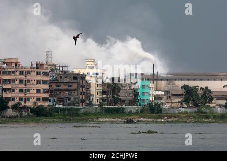 Dhaka, Bangladesch - 09. September 2020: Der Industrierauchpegel in der Luft von Dhaka, die zu den Städten mit der am stärksten verschmutzten Luft gehört, ist so hig Stockfoto