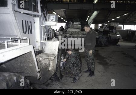 3. März 1994 während des Krieges in Bosnien: Soldaten der britischen Armee arbeiten an einem Bulldozer in der REME-Garage in Vitez. Stockfoto