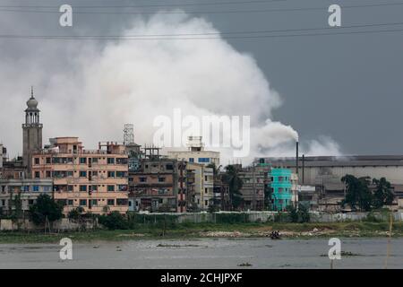 Dhaka, Bangladesch - 09. September 2020: Der Industrierauchpegel in der Luft von Dhaka, die zu den Städten mit der am stärksten verschmutzten Luft gehört, ist so hig Stockfoto