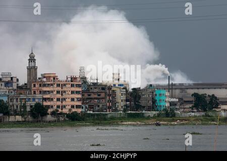 Dhaka, Bangladesch - 09. September 2020: Der Industrierauchpegel in der Luft von Dhaka, die zu den Städten mit der am stärksten verschmutzten Luft gehört, ist so hig Stockfoto