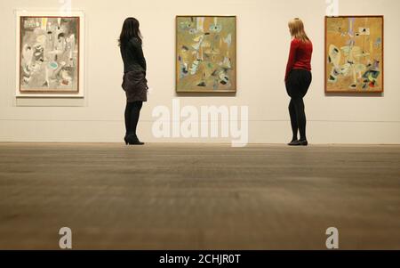 Die Besucher sehen (von links nach rechts) "The Verrothal I, II and III", ein Triptychon aus Gemälden, das Teil der neuen Ausstellung "Arshile Gorky: A Retrospective" in der Tate Modern, London ist. Stockfoto