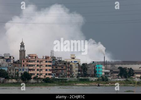 Dhaka, Bangladesch - 09. September 2020: Der Industrierauchpegel in der Luft von Dhaka, die zu den Städten mit der am stärksten verschmutzten Luft gehört, ist so hig Stockfoto