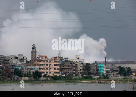 Dhaka, Bangladesch - 09. September 2020: Der Industrierauchpegel in der Luft von Dhaka, die zu den Städten mit der am stärksten verschmutzten Luft gehört, ist so hig Stockfoto