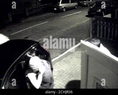 BESTE VERFÜGBARE QUALITÄT Undatiertes Video-Grab-Bild aus CCTV-Aufnahmen von der Metropolitan Police der Neffen von Lakhvinder Cheema, Gurinder (versteckt hinter der Tür) und Surinder Singh, Gurjeet Choongh helfen in einem Auto auf dem Weg ins Krankenhaus, bevor ein Krankenwagen angekommen. Dies wurde der Jury im Old Bailey, London, während des Prozesses gegen Lakhvir Singh, 45, aus Southall, West-London, gezeigt, die für schuldig befunden wurde, ihren ehemaligen Geliebten und seinen neuen Verlobten vergiftet zu haben. Stockfoto