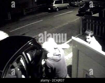 BESTE VERFÜGBARE QUALITÄT Undatiertes Video-Grab-Bild aus CCTV-Aufnahmen von der Metropolitan Police der Neffen von Lakhvinder Cheema, Gurinder (rechts) und Surinder (links) Singh, Gurjeet Choongh helfen, in einem Auto auf dem Weg ins Krankenhaus, bevor ein Krankenwagen angekommen. Dies wurde der Jury im Old Bailey, London, während des Prozesses gegen Lakhvir Singh, 45, aus Southall, West-London, gezeigt, die für schuldig befunden wurde, ihren ehemaligen Geliebten und seinen neuen Verlobten vergiftet zu haben. Stockfoto