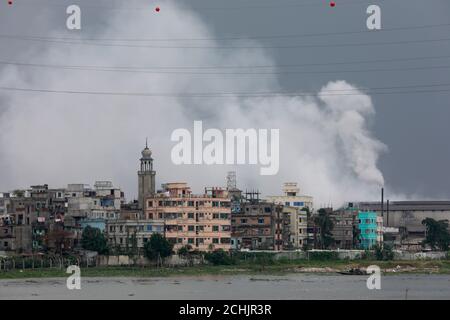 Dhaka, Bangladesch - 09. September 2020: Der Industrierauchpegel in der Luft von Dhaka, die zu den Städten mit der am stärksten verschmutzten Luft gehört, ist so hig Stockfoto