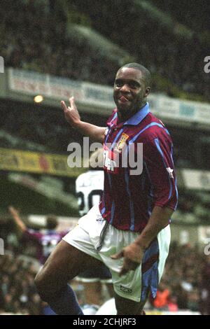 Dalian Atkinson von Aston Villa feiert nach dem Treffer gegen Tottenham Hotspur in der White Hart Lane. Aston Villa gewann das Spiel 4:3. Stockfoto