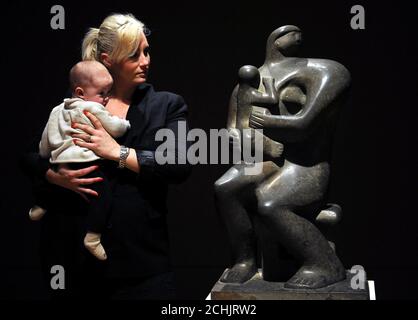 Lucy Rock und Sohn Tommy mit "Mutter und Kind" 1932, von Henry Moore, in der Tate Britain, während einer Vorschau auf eine große Ausstellung von Werken des verstorbenen britischen Bildhauers. Die Ausstellung wird am 24. Februar für die Öffentlichkeit geöffnet. Stockfoto